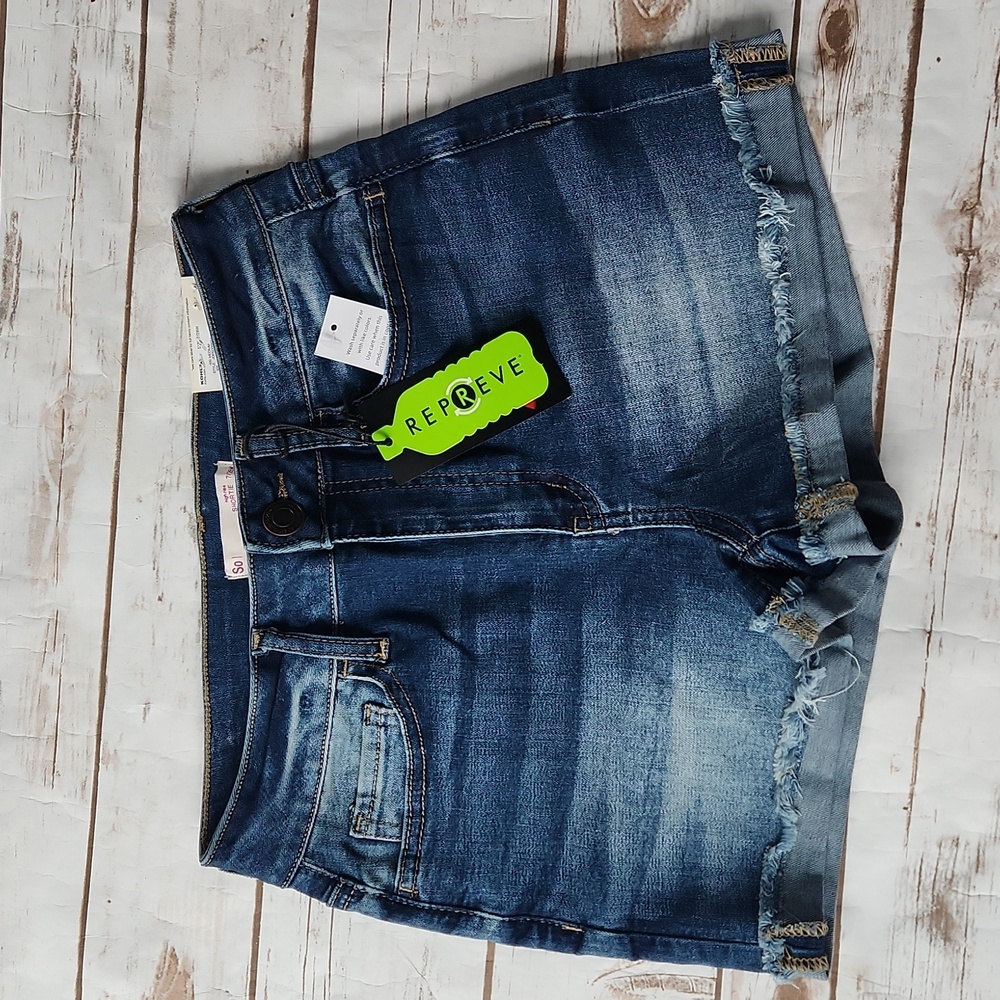 Women's denim shorts. SO. New. Size 7 29